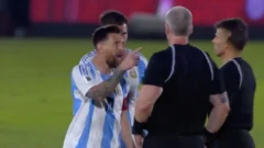 Messi furioso con el árbitro, le dijo de todo en la cara