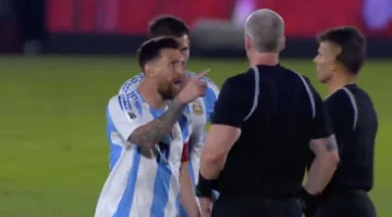 Messi furioso con el árbitro, le dijo de todo en la cara