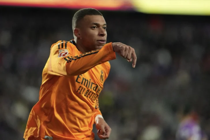 Mbappé metió un triplete y Real Madrid goleó al Valladolid